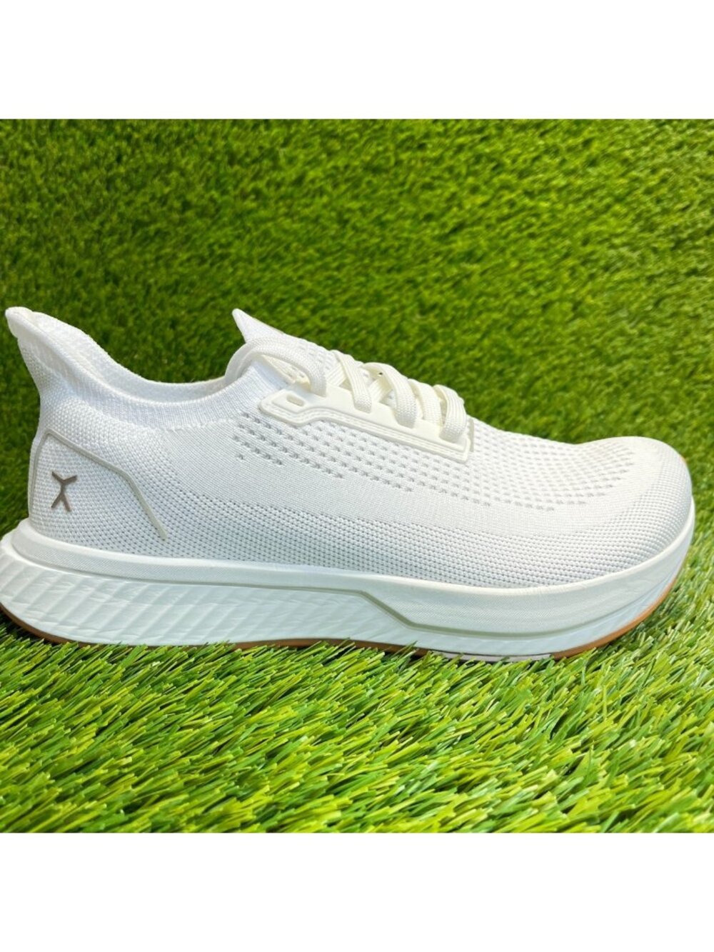 Flux Adapt Runner White Gum Womens Size 8.5 Mens Size 7 Athletic Knit Shoes